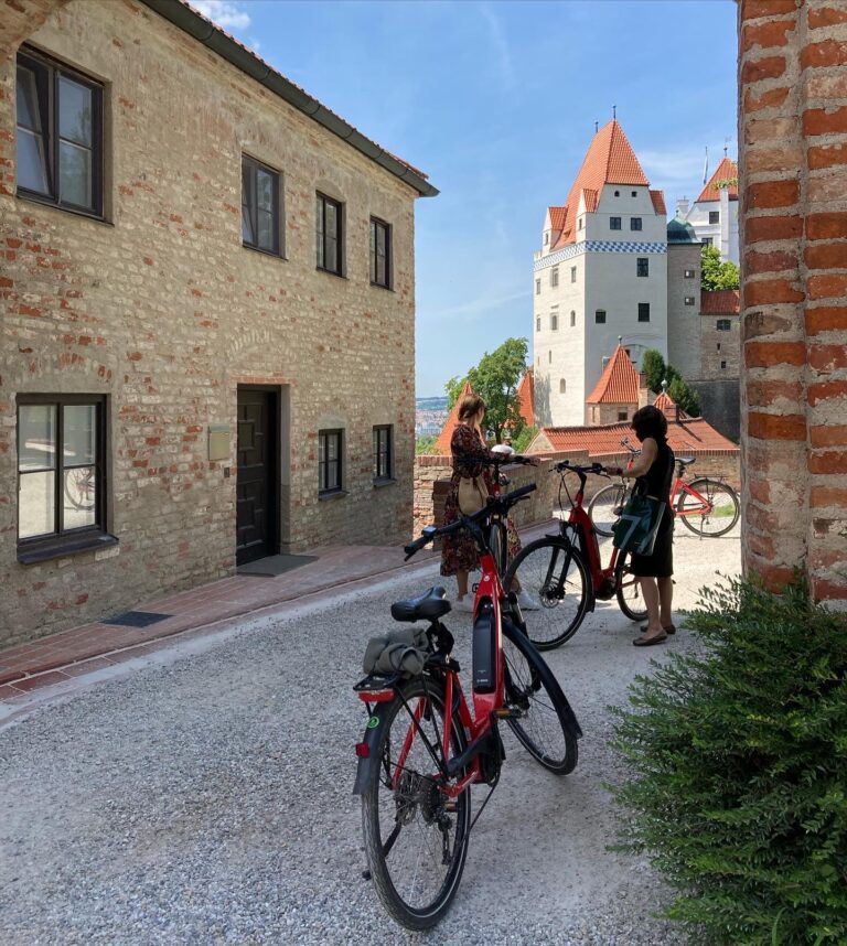 E-Bikes auf der Burg Trausnitz. Foto: Stadt Landshut