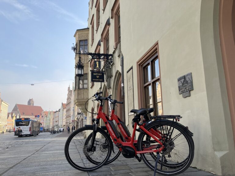 E-Bikes, die in der Tourist-Info Landshut gemietet werden können.