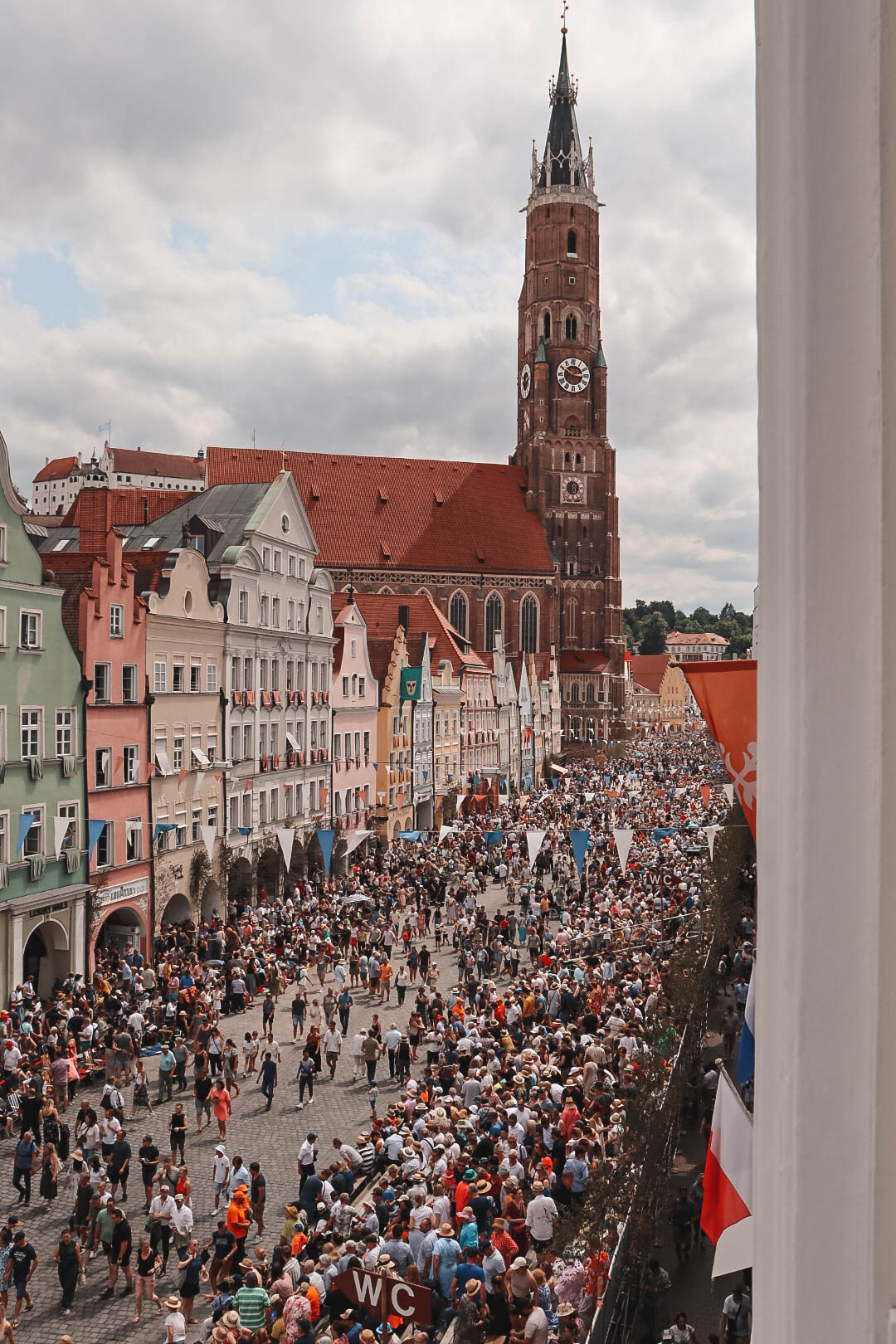 Menschenmenge in der Landshuter Altstadt und Martinskirche im Hintergrund