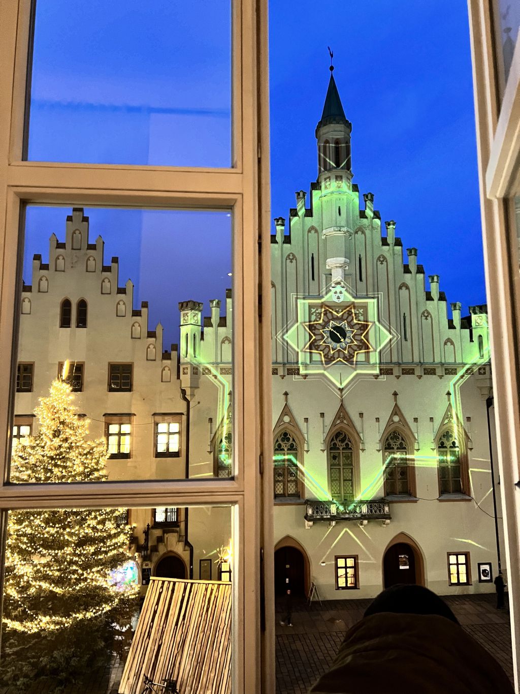 Adventskalender an der Fassade des Landshuter Rathauses. Foto: Stadt Landshut