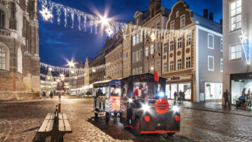 Die Bockerlbahn bringt Besucher von der Landshuter Altstadt zum Landshuter Christkindlmarkt und zurück. Foto: Stadt Landshut/Peter Litvai