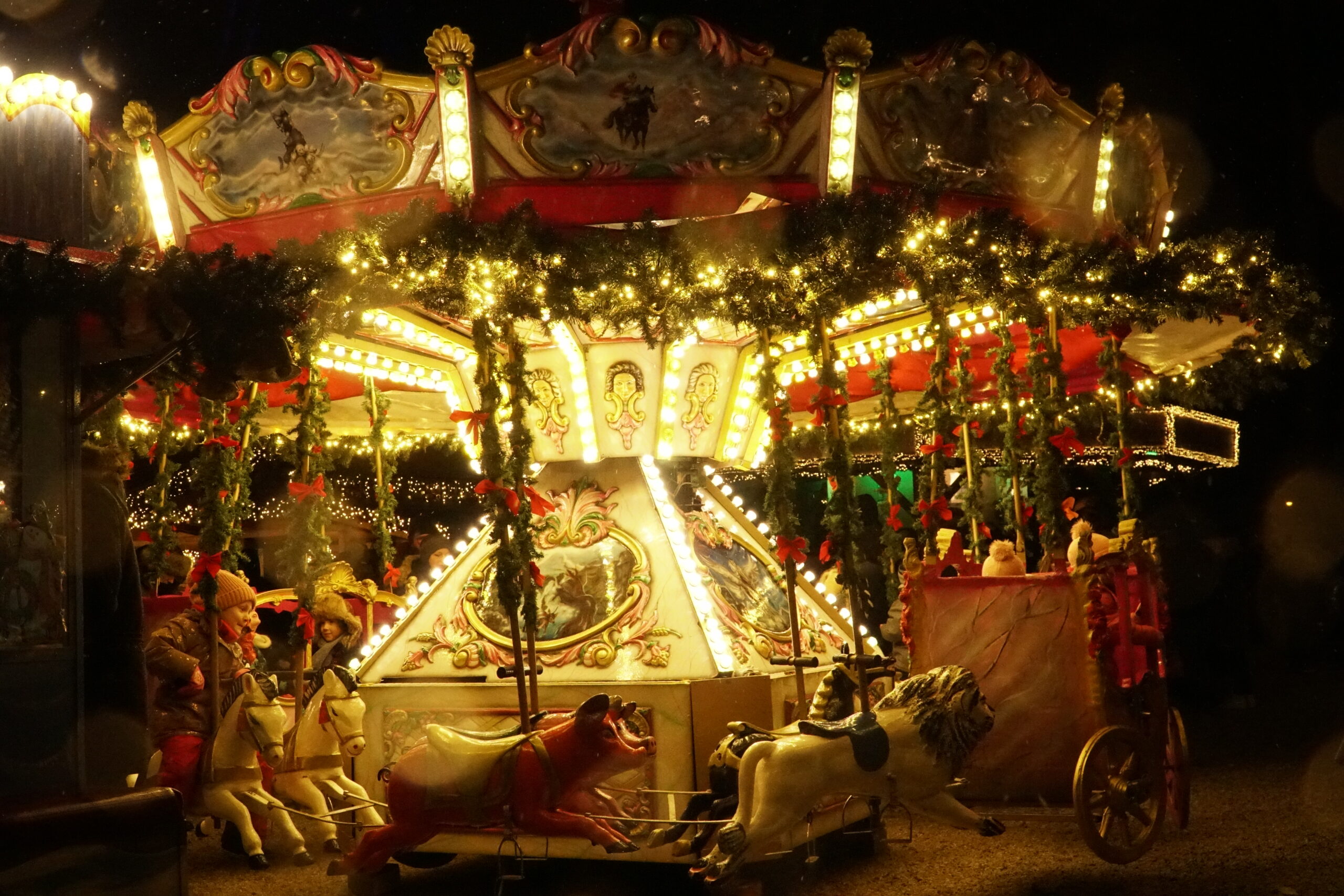 Nostalgisches Karussell bei Nacht.