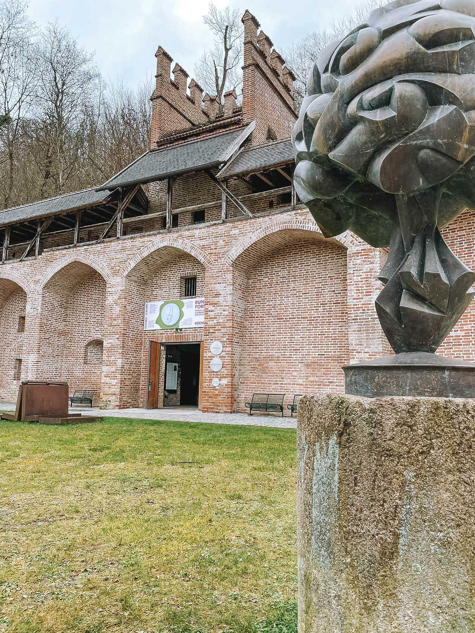 Statue und Eingang Museum. Das KOENIGmuseum im Landshuter Prantlgarten. Fotos: Stadt Landshut