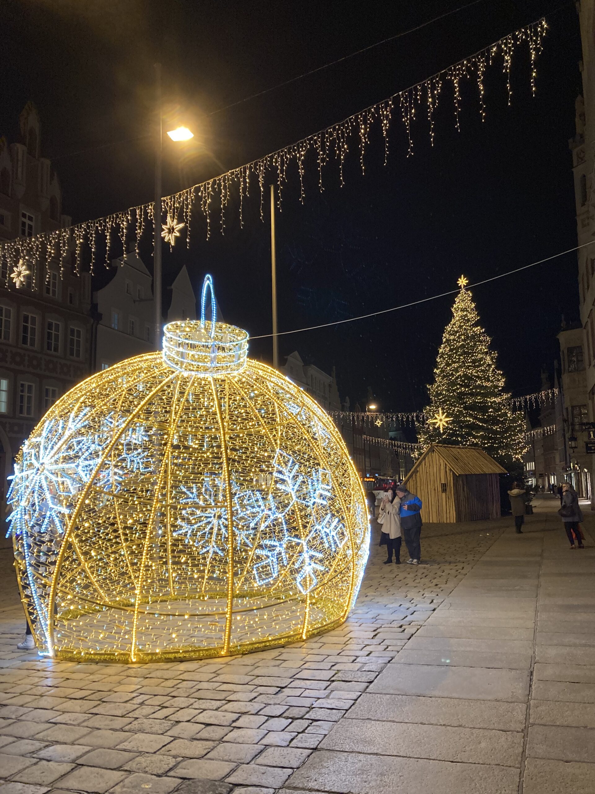 Die XXL-Weihnachtskugel vor dem Landshuter Rathaus. Foto: Stadt Landshut
