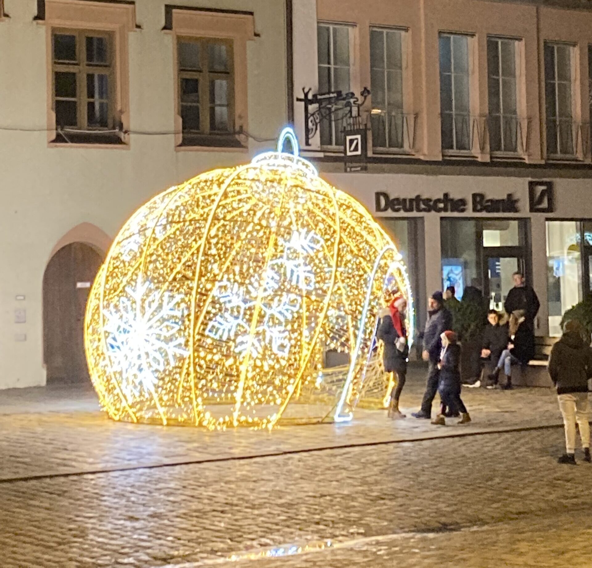 Die XXL-Weihnachtskugel vor dem Landshuter Rathaus. Foto: Stadt Landshut