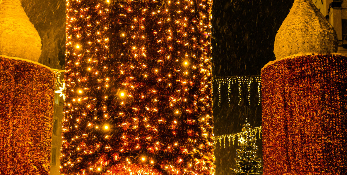 Beeindruckende Lichtquelle: die sechs Meter hohen Adventskranzkerzen. Foto: Attila Photographie