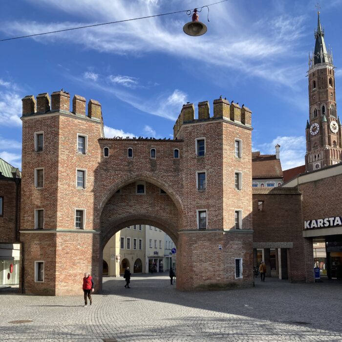Das Ländtor in Landshut mit Martinskirche im Hintergrund. Foto: Stadt Landshut