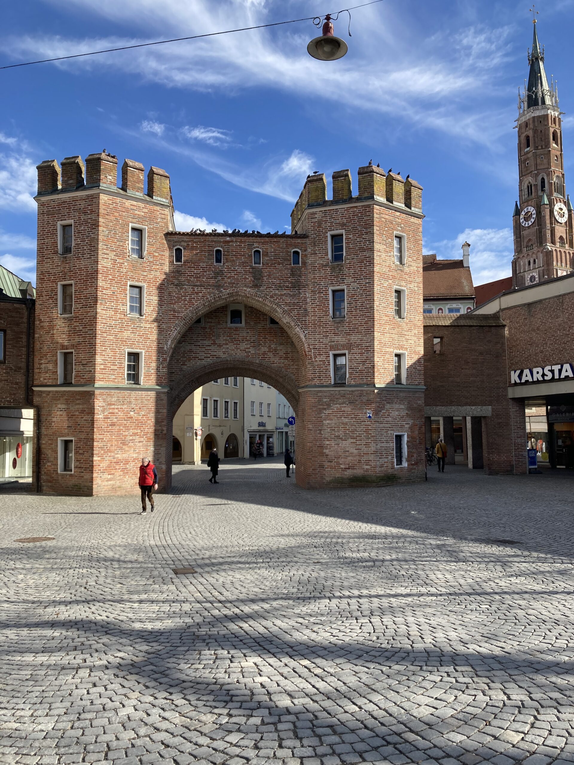 Das Ländtor in Landshut mit Martinskirche im Hintergrund. Foto: Stadt Landshut