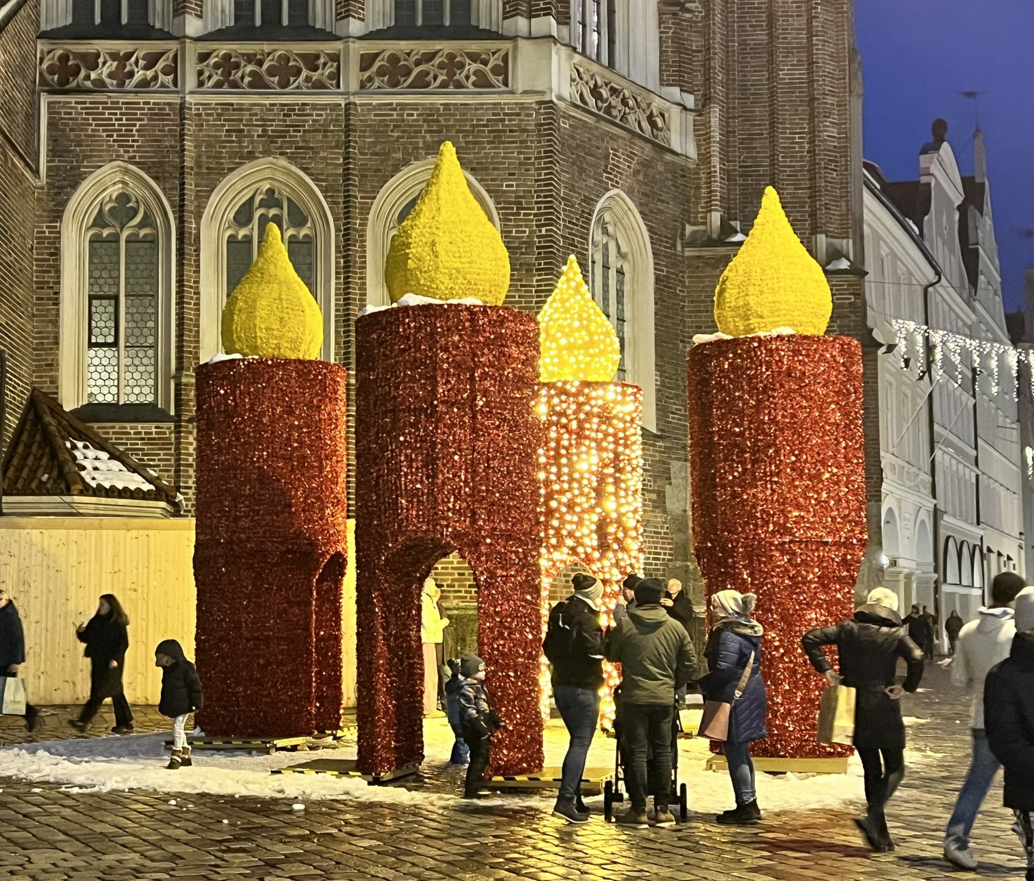 Vier XXL-Kerzen bilden vor der Landshuter Martinskirche einen Adventskranz. Foto: Stadt Landshut