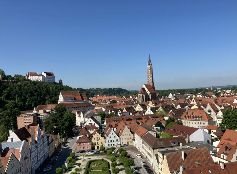 Blick von St. Jodok auf die Freyung mit Burg Traunsitz und Martinskirche im Hintergrund: Foto: Stadt Landshut