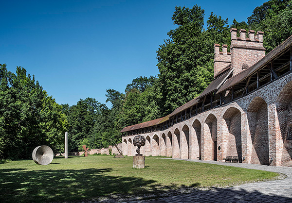 Der Prantlgarten vor dem KOENIGmuseum ist einfach herrlich. Foto: Peter Litvai