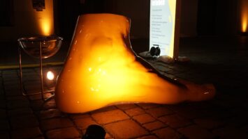 Der gelbe Fuß vor dem Rathaus gilt als Markenzeichen für das Kunstwochenende Foto: Stadt Landshut