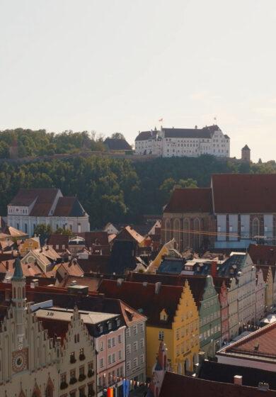 Stadt Landshut von oben mit Burg Traunsitz und Martinskirche. Foto: Starelation