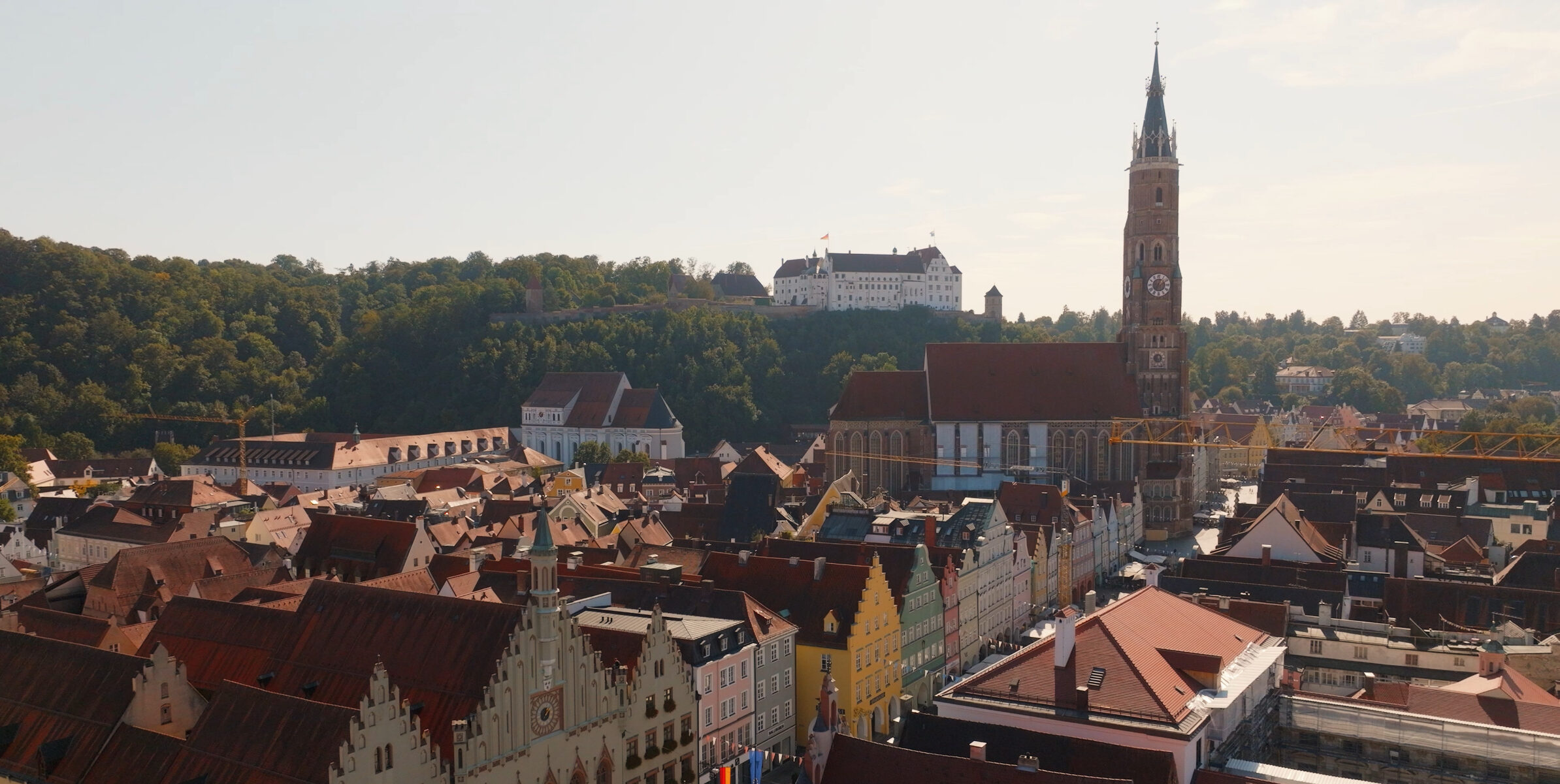 Stadt Landshut von oben mit Burg Traunsitz und Martinskirche. Foto: Starelation