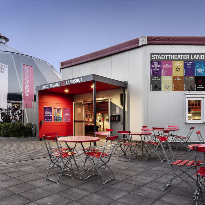 Stadttheater Landshut Theaterzelt Foto: Peter Litvai ©Landestheater Niederbayern