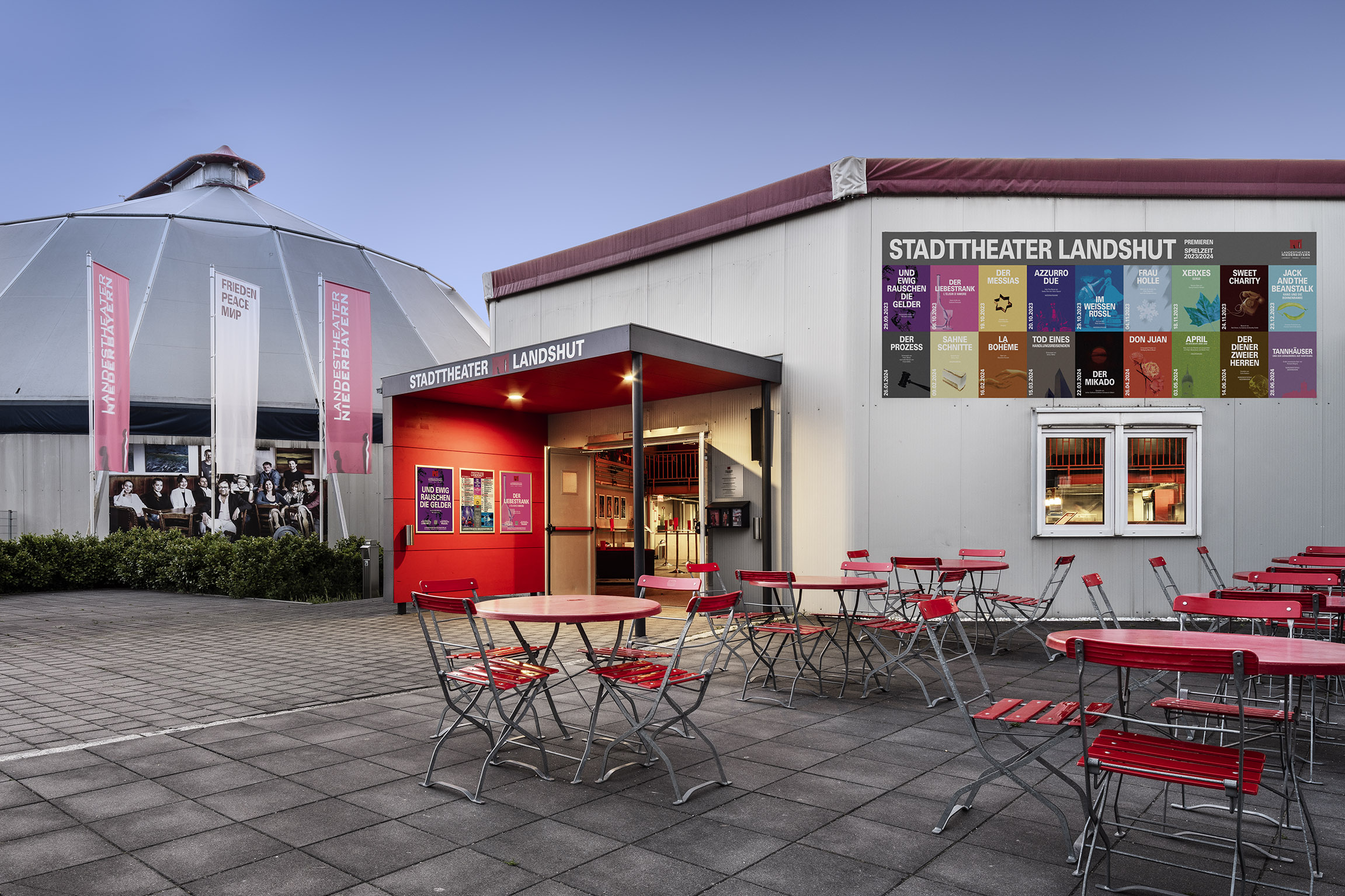 Stadttheater Landshut Theaterzelt Foto: Peter Litvai ©Landestheater Niederbayern