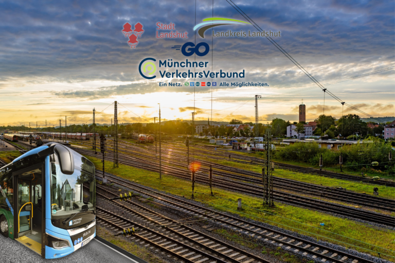 Bild vom Bahnhof mit Schienen, den Logos von Stadt und Landkreis und einem Stadtbus