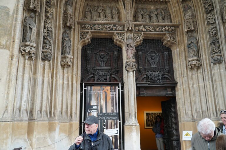 Portal der Hl. Geist Kirche mit Stadtführer. Foto: Stadt Landshut