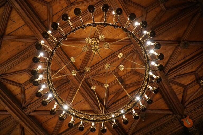 Kronleuchter im Rathausprunksaal. Foto: Stadt Landshut