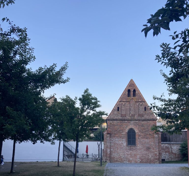 Die kleine Rochuskapelle hinter dem Haus International in Landshut. Foto: Stadt Landshut