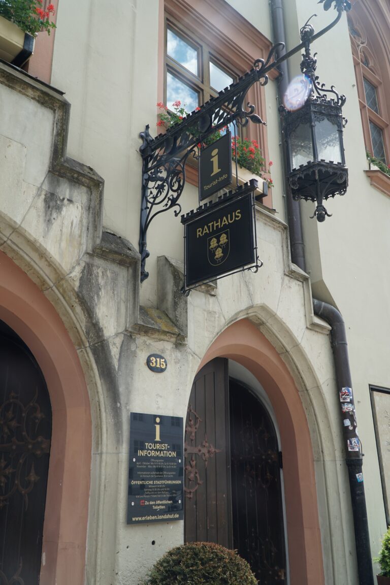 Schild am Landshuter Rathaus. Foto: Stadt Landshut