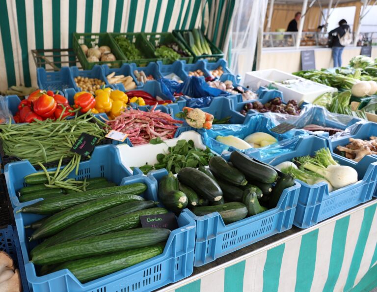 Frisches Gemüse aus der Region am Landshuter Wochenmarkt. Foto: Stadt Landshut