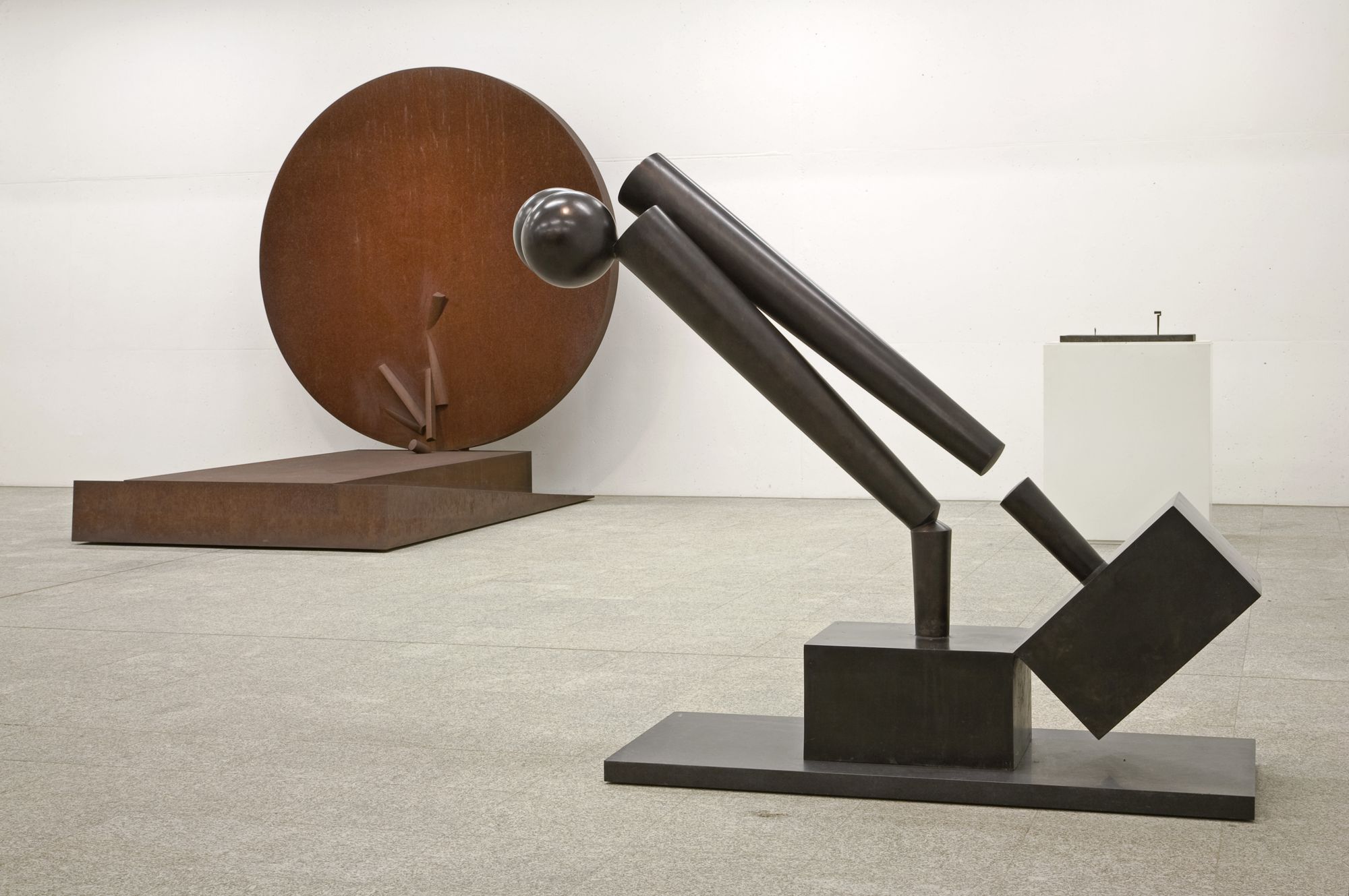Fritz Koenig_Zwei XII, 1975 vor Epitaph für Ikarus,1985-86_Foto Toni Ott Fritz Koenig_Zwei XII, 1975 vor Epitaph für Ikarus,1985-86_Foto Toni Ott