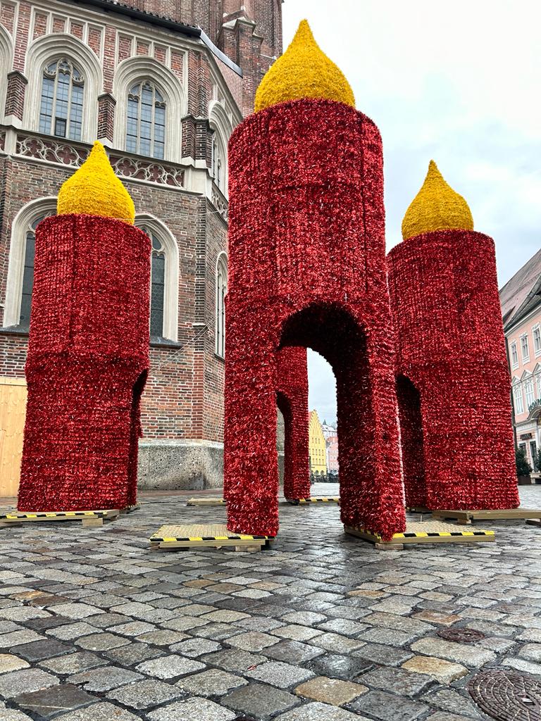 Die XXL-Kerzen vor der Martinskirche