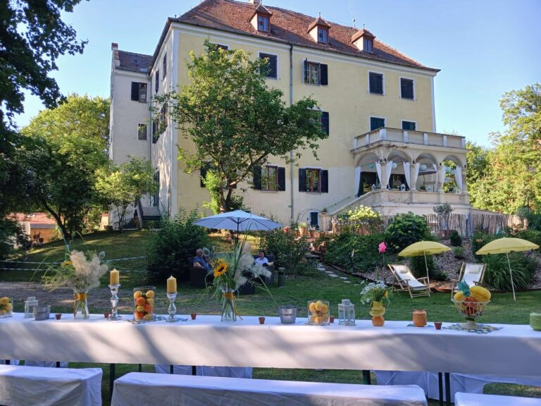 Festtafel vor dem Schloss Peuerbach. Foto: Schloss Peuerbach
