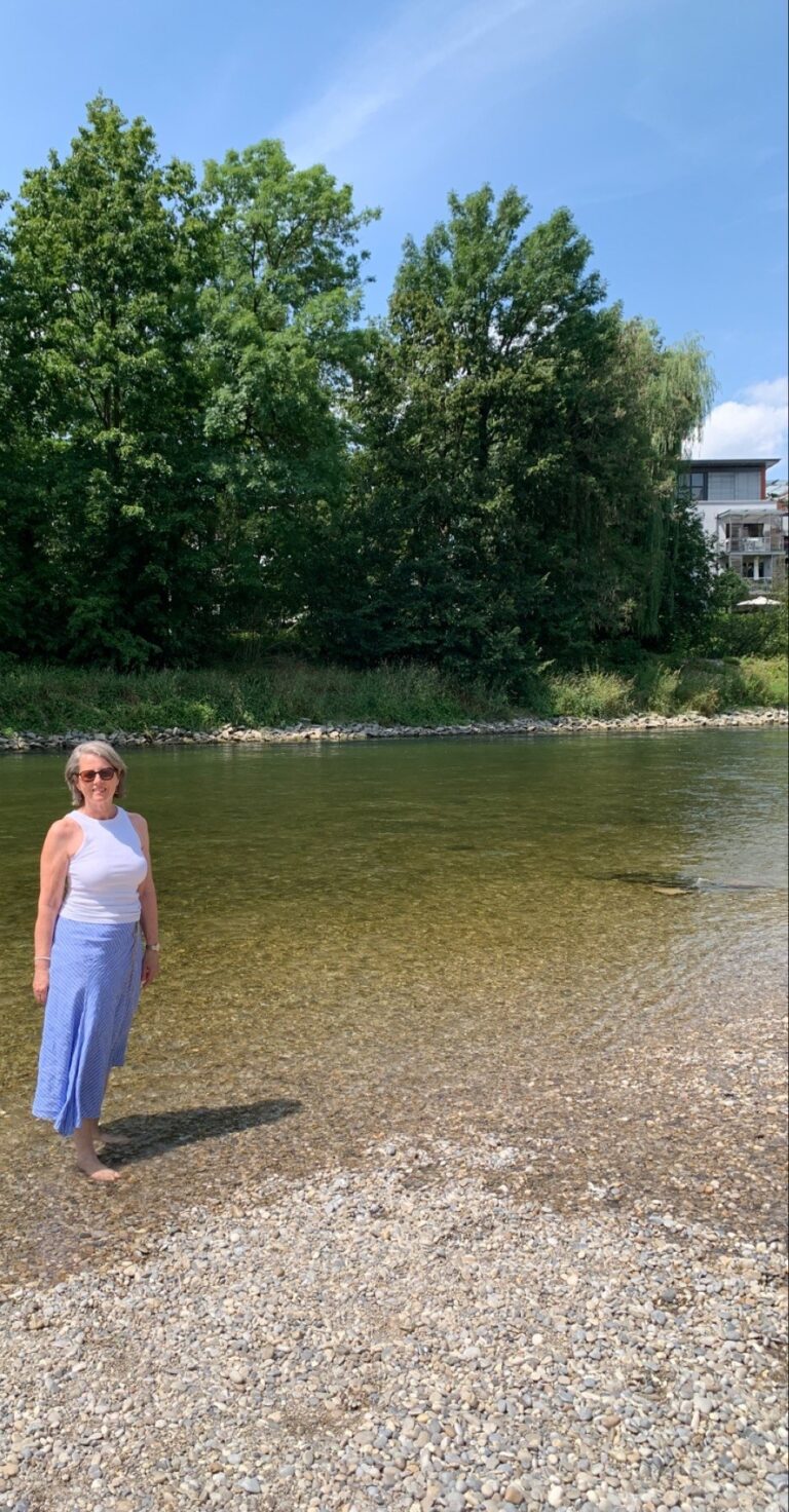 Margit Schuster am Stadtstrand an der Isar. Foto: Margit Schuster