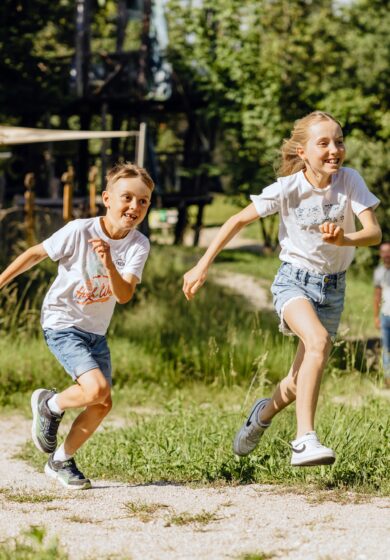 Infozentrum Isarmündung Aussengelände Kinder rennen. Foto: TVO