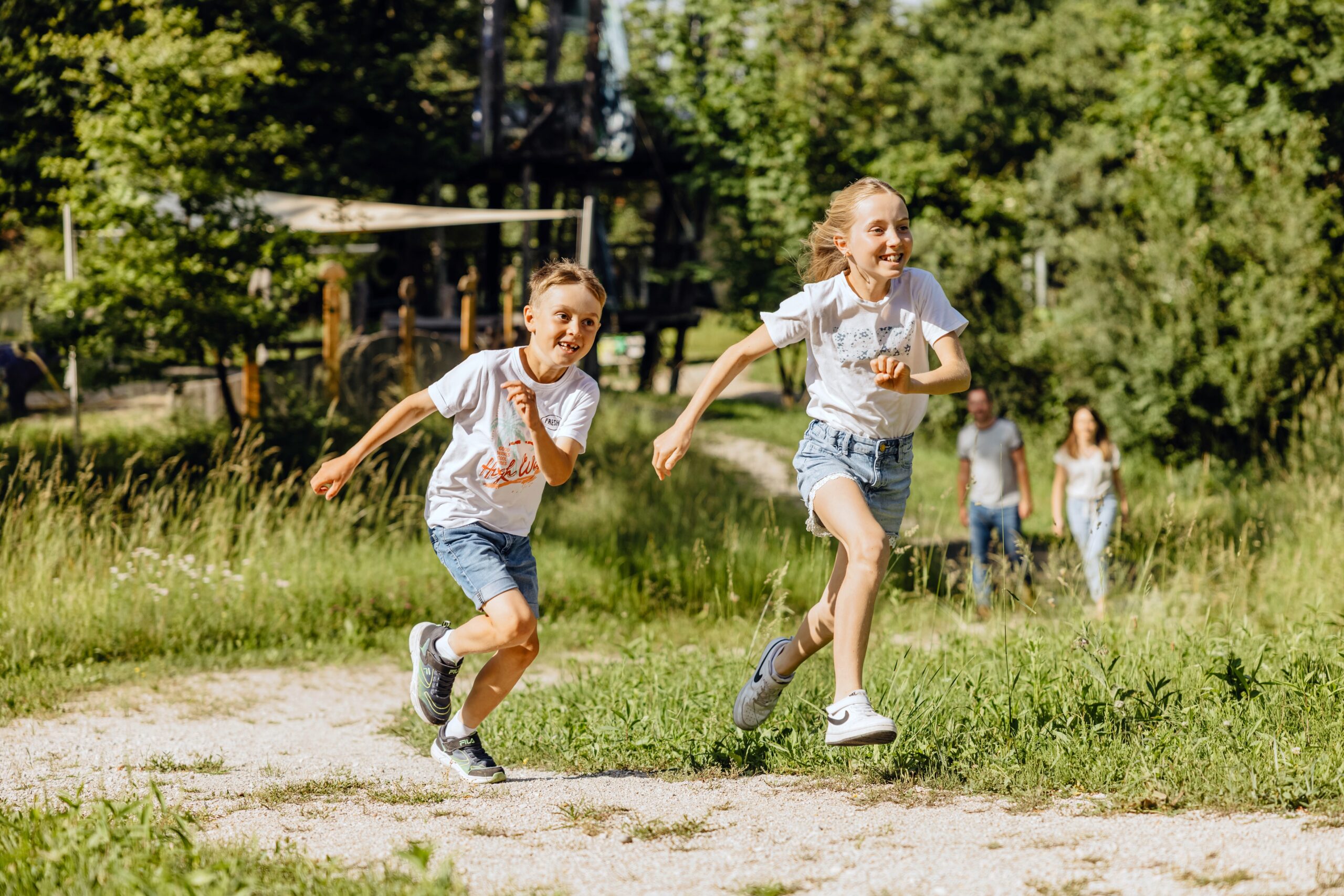 Infozentrum Isarmündung Aussengelände Kinder rennen. Foto: TVO