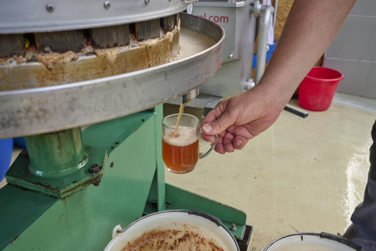 Apfelsaftprobe frisch aus der Presse, Obstbrennerei Voglbauer Bad Füssing. Foto: Tourismusverband Ostbayern