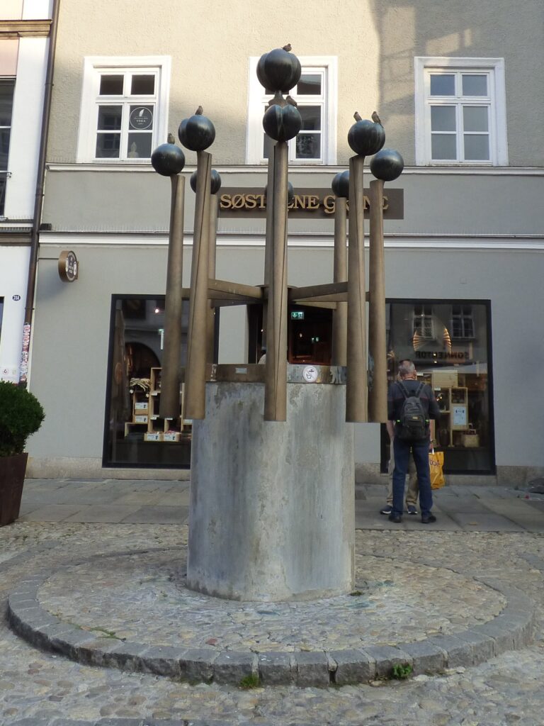 Fialenbrunnen von Fritz Koenig. Foto: Stadt Landshut