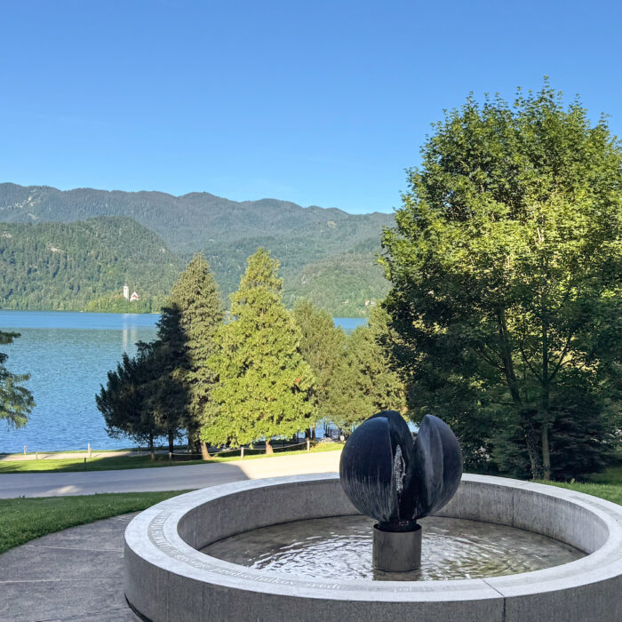 Slavko Oblaks Blütenknospe vor den Rathaus in Bled mit Blick auf See und Burg_Foto Sebastian Stare