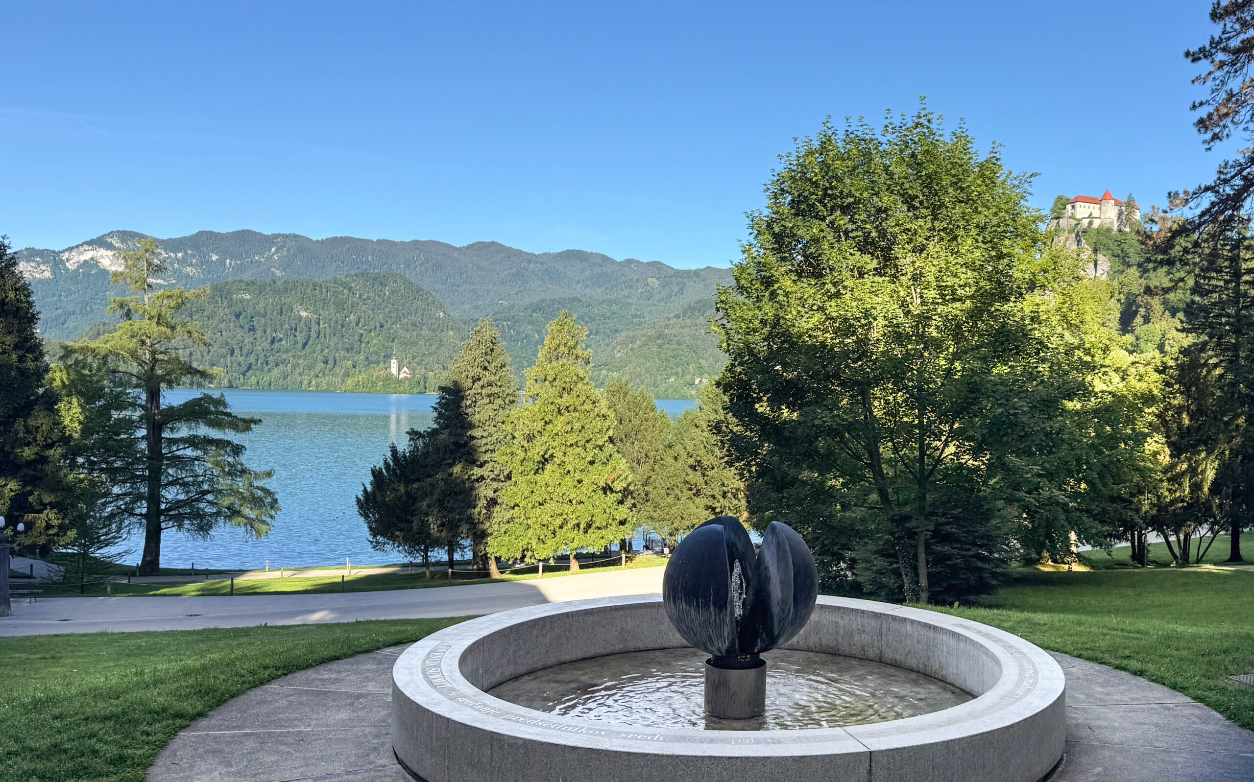 Slavko Oblaks Blütenknospe vor den Rathaus in Bled mit Blick auf See und Burg_Foto Sebastian Stare